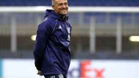 Luis Enrique sonriendo en un entreno con la selección / EFE