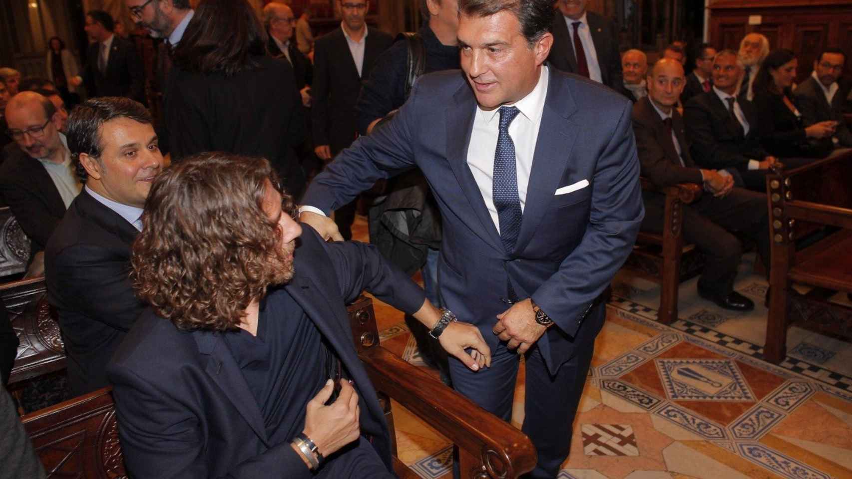 Carles Puyol, saludando a Joan Laporta | EFE