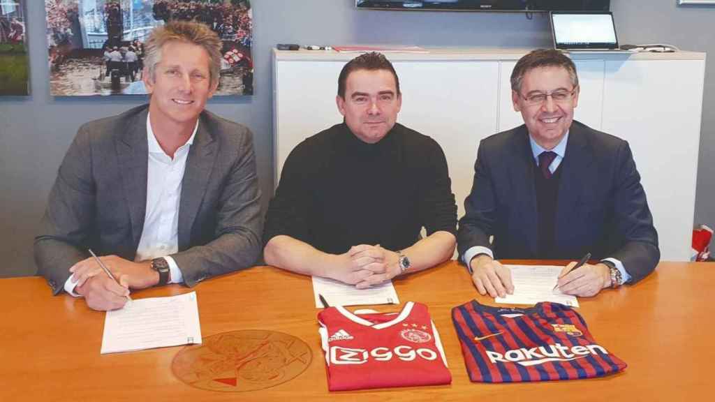 Bartomeu posa con Overmars y Van der Sar el día que el Barça fichó a Frenkie de Jong del Ajax / FCB