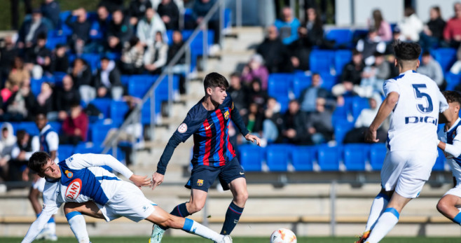 Aleix Garrido supera a un rival durante el derbi juvenil FCB