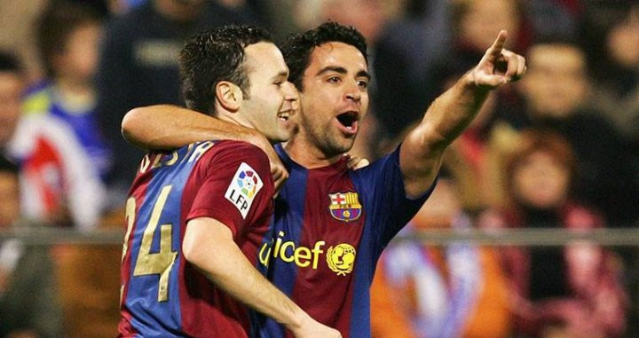 Iniesta y Xavi celebrando un gol con el Barça / EFE