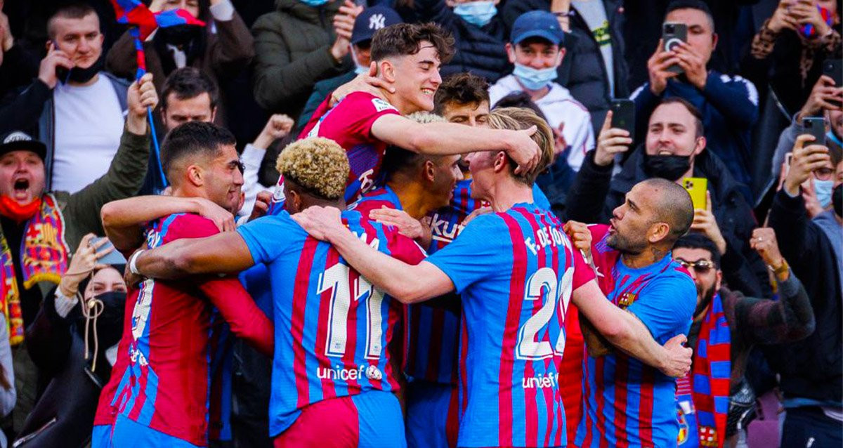 Gavi, Adama, Alves, Frenkie de Jong y Ferran Torres, haciendo piña en el Camp Nou / EFE