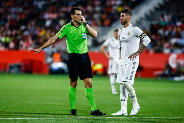 Martínez Munuera junto a Sergio Ramos, protagonistas junto al VAR, en una imagen de archivo