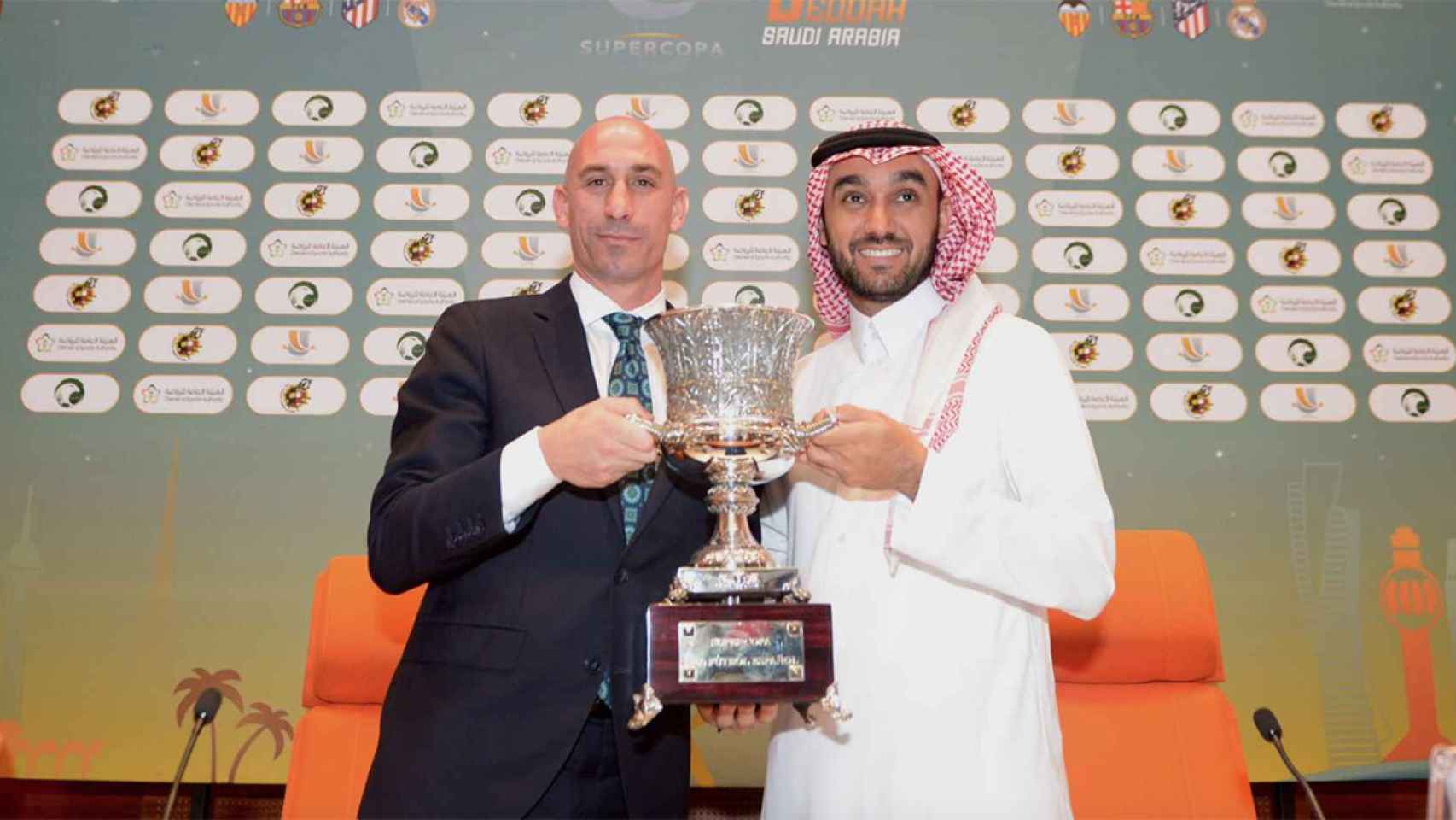 Luis Rubiales, junto a un jeque de Arabia Saudí por la Supercopa de España / REDES