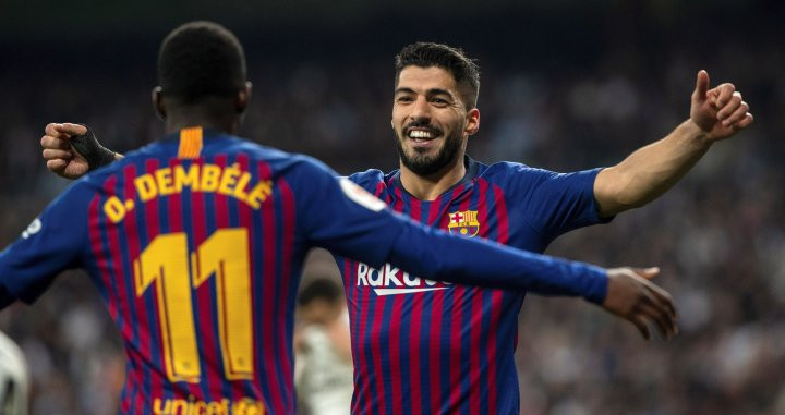 Una foto de Luis Suárez y Ousmane Dembelé celebrando un gol en el Santiago Bernabéu / EFE