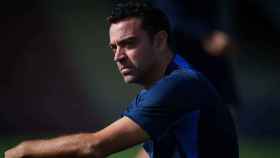 Xavi, contemplativo, en un entrenamiento del Barça en la Ciutat Esportiva / FCB