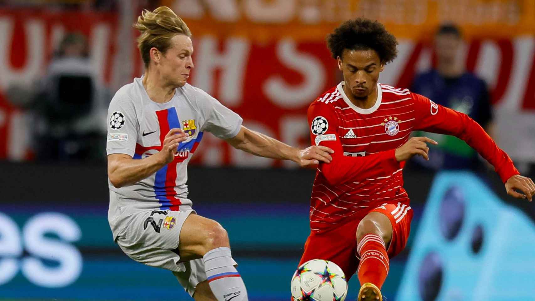 Frenkie de Jong disputa un balón con Leroy Sané durante el Bayern-Barça / EFE