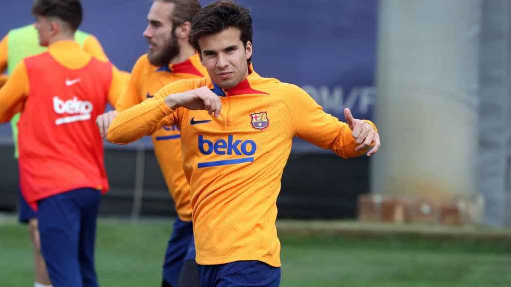 Riqui Puig se ejercita durante un entrenamiento del Barça / FCB