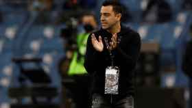 Xavi Hernández aplaude a sus futbolistas, tras perder contra el Real Madrid en Riad / EFE