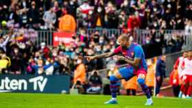 Dani Alves, eufórico, logró un dato curioso en la historia del Barça con su gol al Atlético / FCB