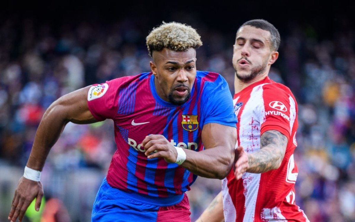 Adama Traoré luchando un balón con Mario Hermoso / FCB