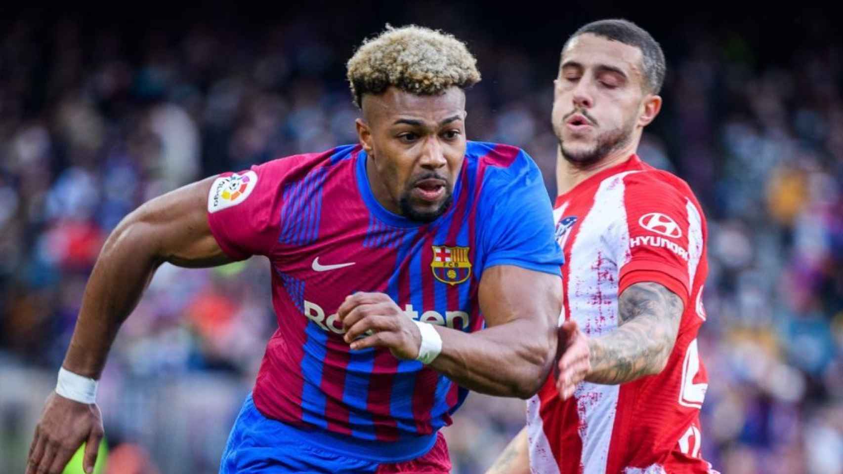 Adama Traoré luchando un balón con Mario Hermoso / FCB