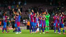 Los jugadores del Barça aplauden al público en el Camp Nou, en la primera jornada de Liga / FCB