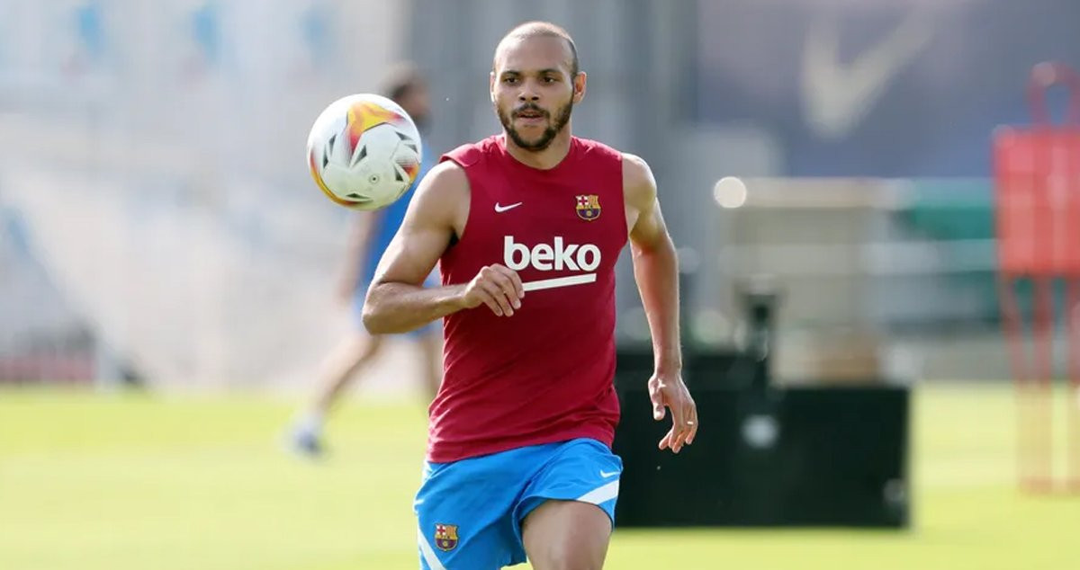 Braithwaite corriendo tras el balón en un entreno / FCB