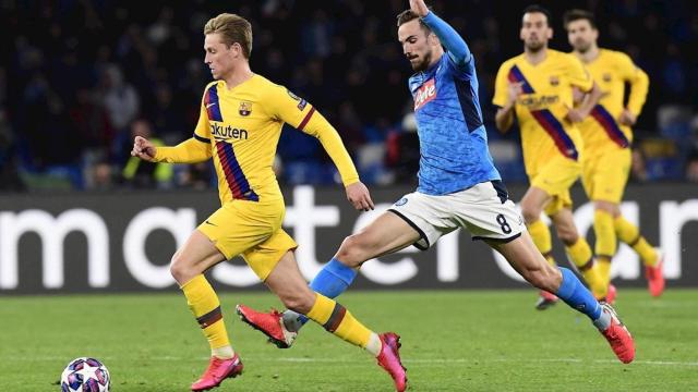 Fabián Ruiz entrando a Frenkie de Jong / EFE