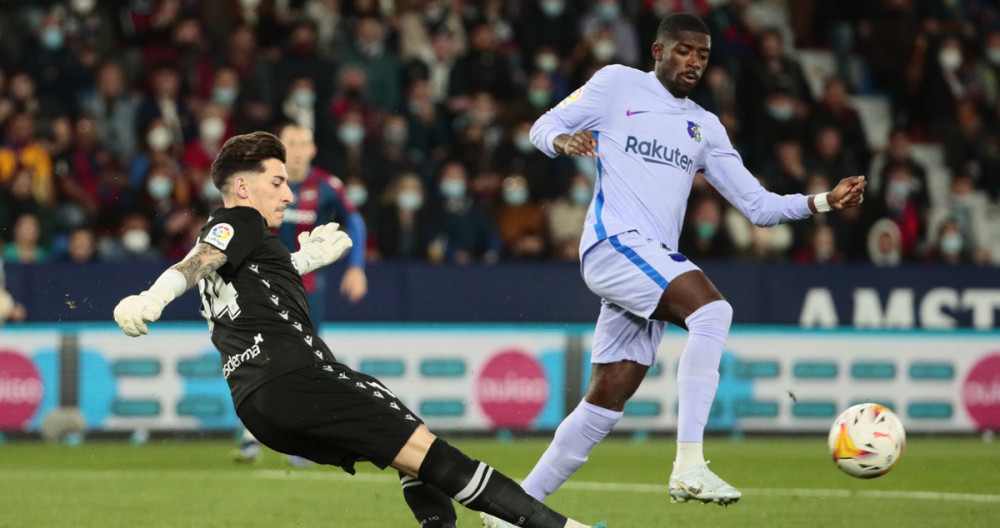 Ousmane Dembelé, presionando la salida de balón del portero del Levante : EFE