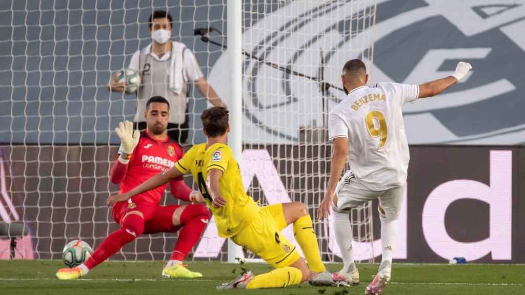 Benzema superando a Asenjo en el Madrid-Villarreal / EFE