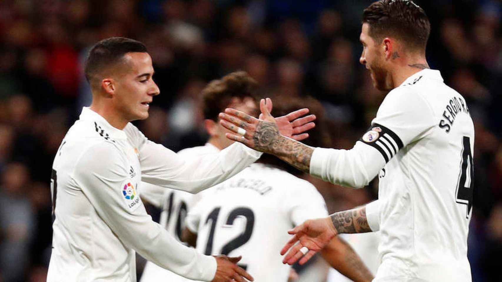 Lucas Vázquez se saluda con Sergio Ramos en un partido del Real Madrid | EFE