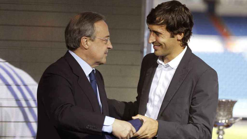 Una foto de archivo de Florentino Pérez y Raúl González, uno de los protagonistas de los audios