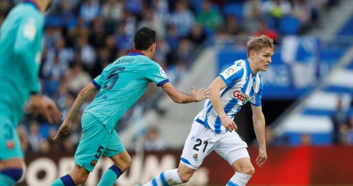 Martin Odegaard supera a Busquets / EFE