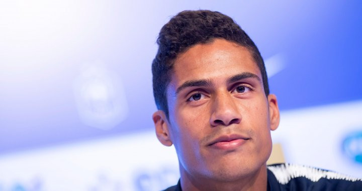 Raphael Varane en una rueda de prensa con Francia / EFE