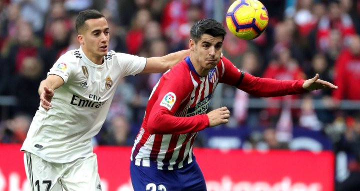 Álvaro Morata disputando un balón aéreo con Lucas Vázquez / EFE