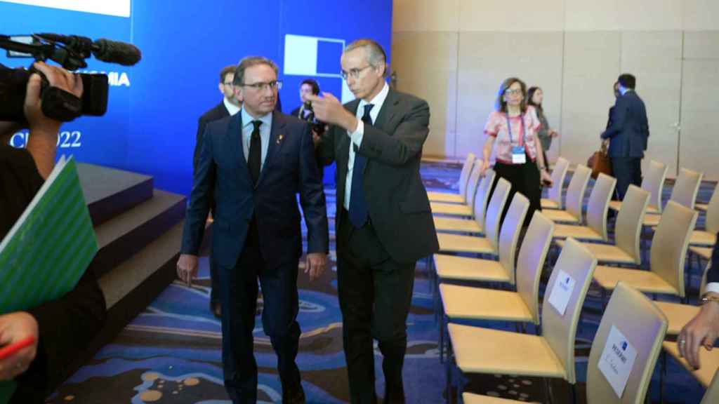 El consejero de Economía y Hacienda, Jaume Giró (i), entra en la sala donde se celebra la reunión del Círculo de Economía junto al presidente del lobby, Javier Faus (d) / Luís Miguel Añón - CG