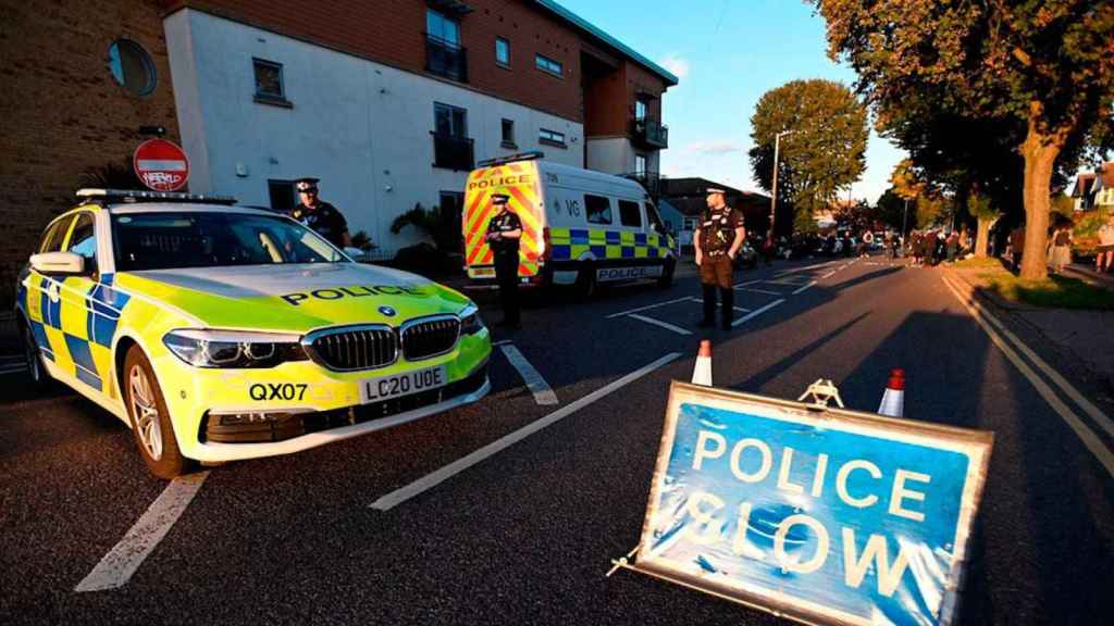 Agentes de la policía en la escena del asesinato del diputado británico David Amess / ANDY RAIN - EPA