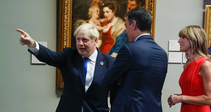 Boris Johnson y Pedro Sánchez, junto a su mujer Begoña Gómez, en El Prado / EFE