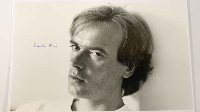 Una fotografía de Martin Amis en los años 80 firmada por el propio autor británico