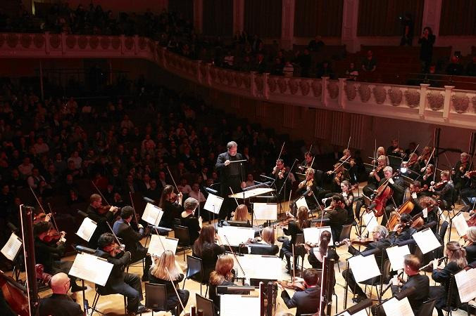 Orquesta interpretando la Sinfonía Inacabada / HUWAY