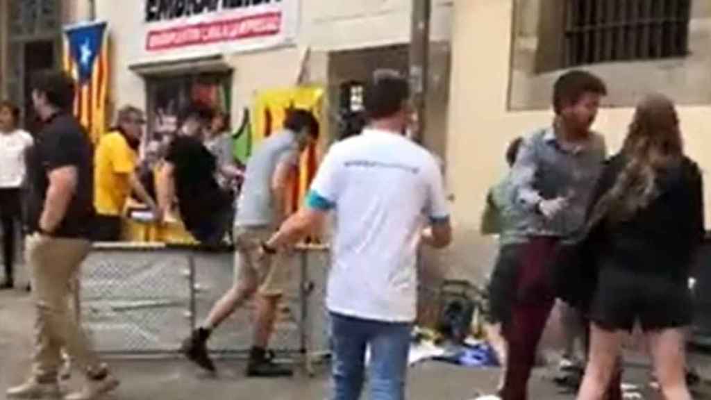 Ataque a un estand de Aliança Catalana en el Fossar de les Moreres / TWITTER