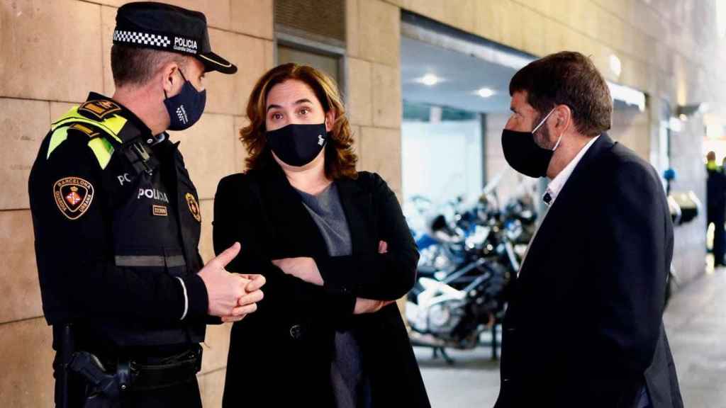 Ada Colau (c), con Pedro Velázquez, jefe de la Guardia Urbana, y Albert Batlle, teniente de alcalde de Seguridad / EFE