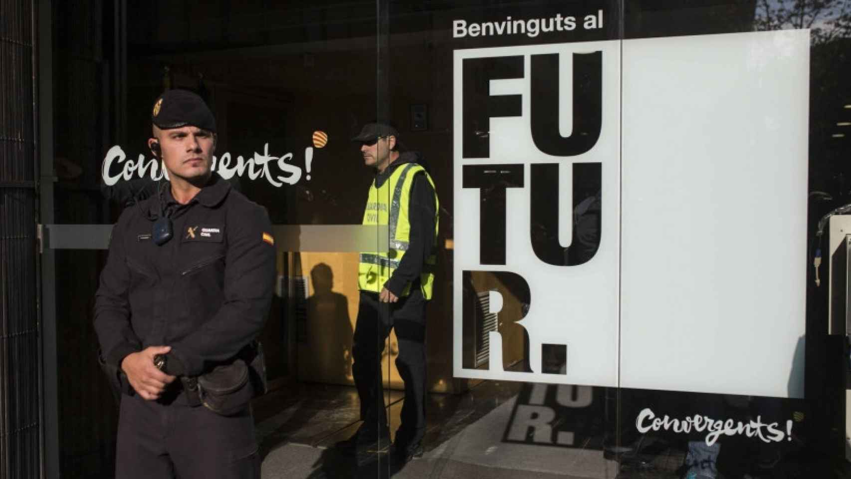 Agentes de la Guardia Civil, en la sede de Convergència / CG