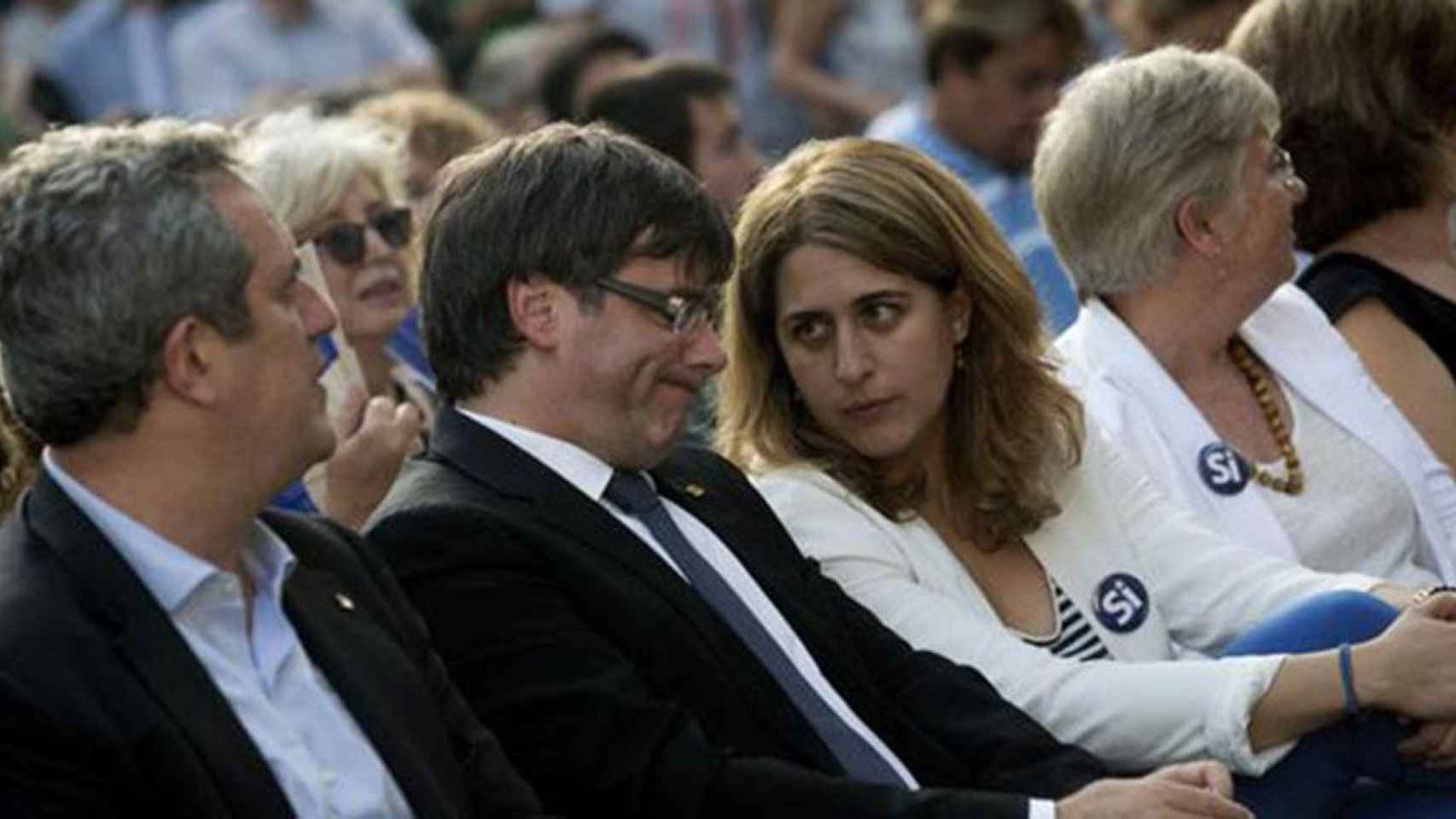 La exdirigente de PDeCAT Marta Pascal junto a Carles Puigdemont, representantes de corrientes diferentes en el espacio convergente, en una imagen de archivo/ EFE