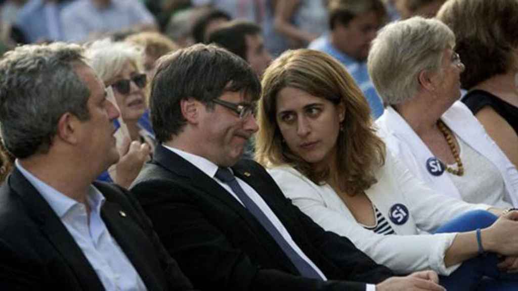 La exdirigente de PDeCAT Marta Pascal junto a Carles Puigdemont, representantes de corrientes diferentes en el espacio convergente, en una imagen de archivo/ EFE