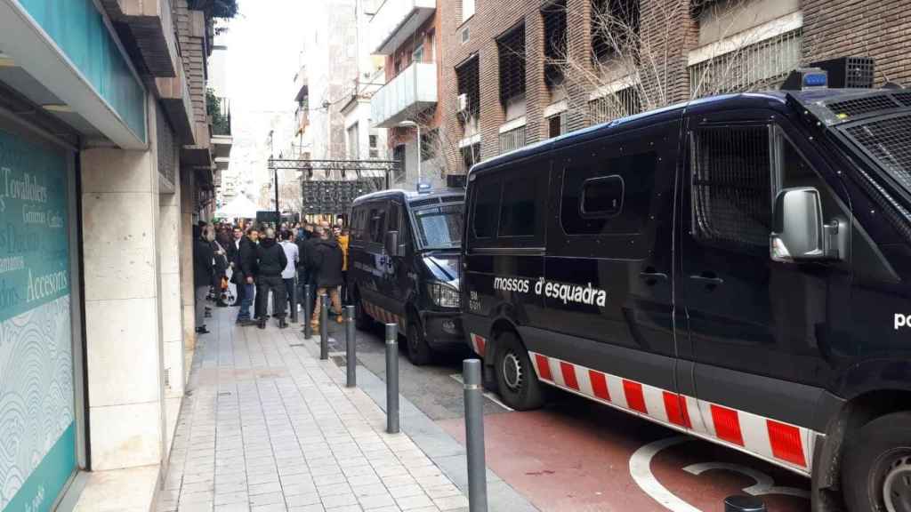 Dispositivo de los Mossos d'Esquadra durante la inauguración de la sede de Vox en Barcelona / EUROPA PRESS