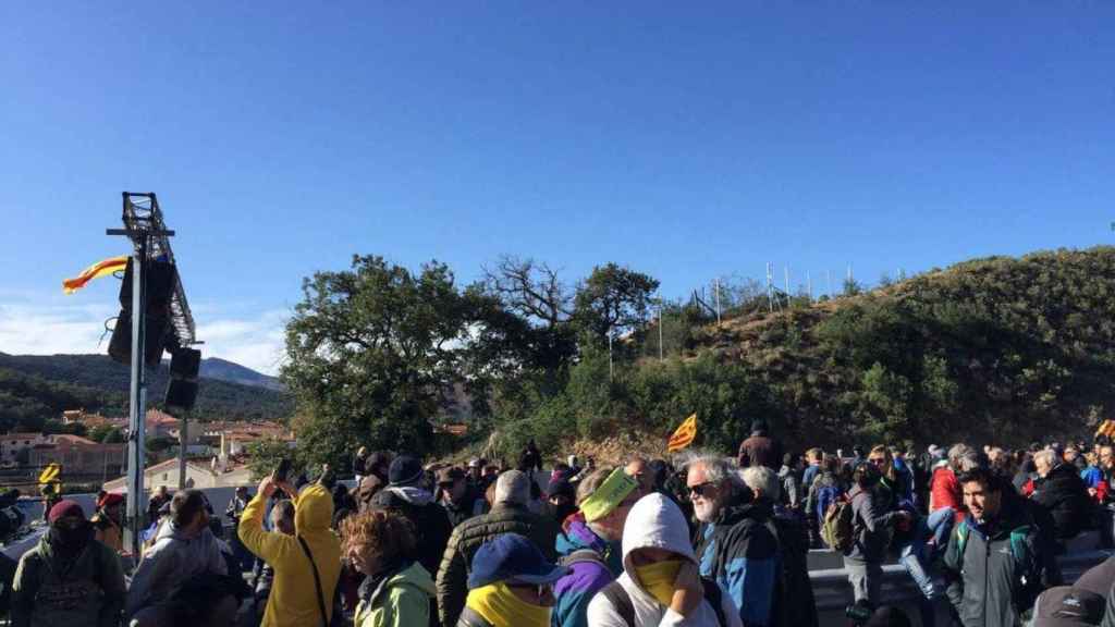 Manifestantes de Tsunami Democràtic, en el corte de La Jonquera / @tsunami_dem