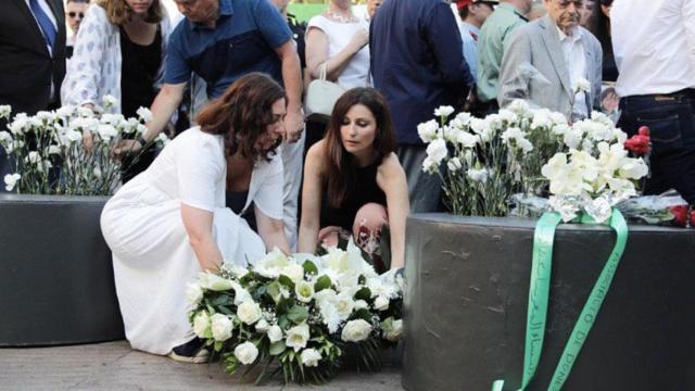 La líder de Cs en Cataluña, Lorena Roldán (c), en el acto de homenaje a las víctimas y sus familiares del 17A / Cs