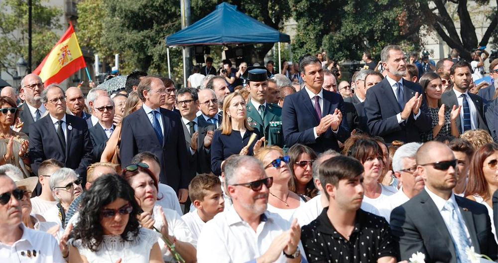 Los Reyes, Pedro Sánchez y Quim Torra, entre otras personalidades, en el primer aniversario del 17A / EP