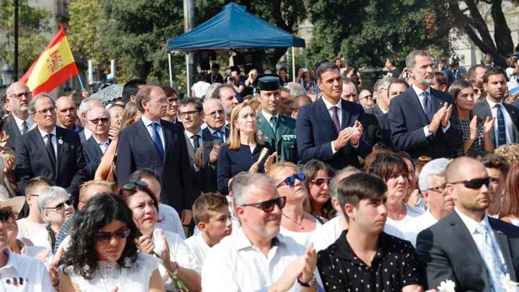 Los Reyes, Pedro Sánchez y Quim Torra, entre otras personalidades, en el primer aniversario del 17A / EP