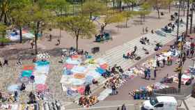 Imagen del mercado de manteros del paseo Joan de Borbó de Barceloneta, en Barcelona / CG