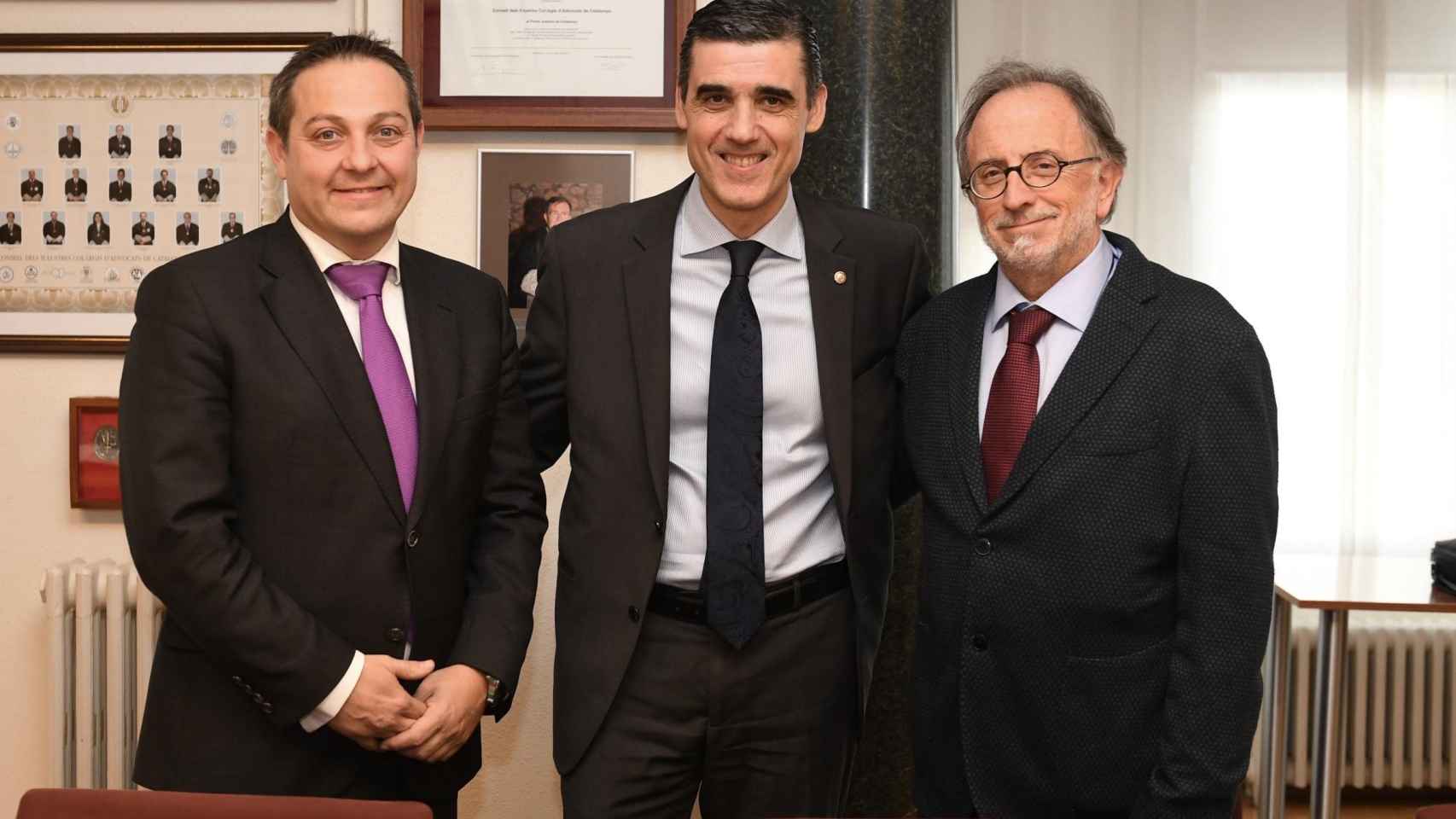 En el centro de la foto Julio J. Naveira Manteiga presidente del Consell de l’Advocacia Catalana / CICAC