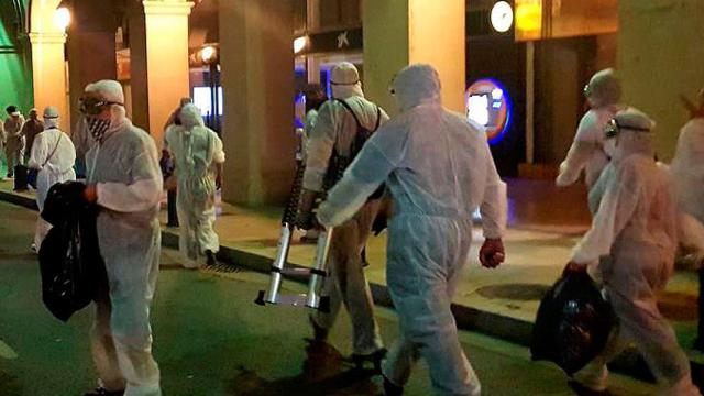 Algunos de los integrantes de las brigadas durante la retirada lazos amarillos en la localidad de La Bisbal d'Empordà, Girona / EFE