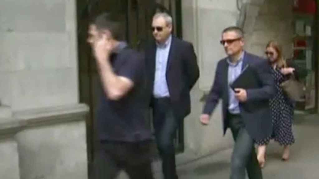 El fiscal anticorrupción José Grinda, con una carpeta en la mano, cuando entraba esta mañana en el Ayuntamiento de Girona