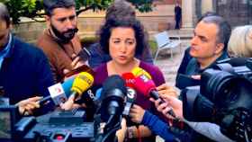 La diputada del PSC, Alícia Romero, atiende a los medios de comunicación / CG