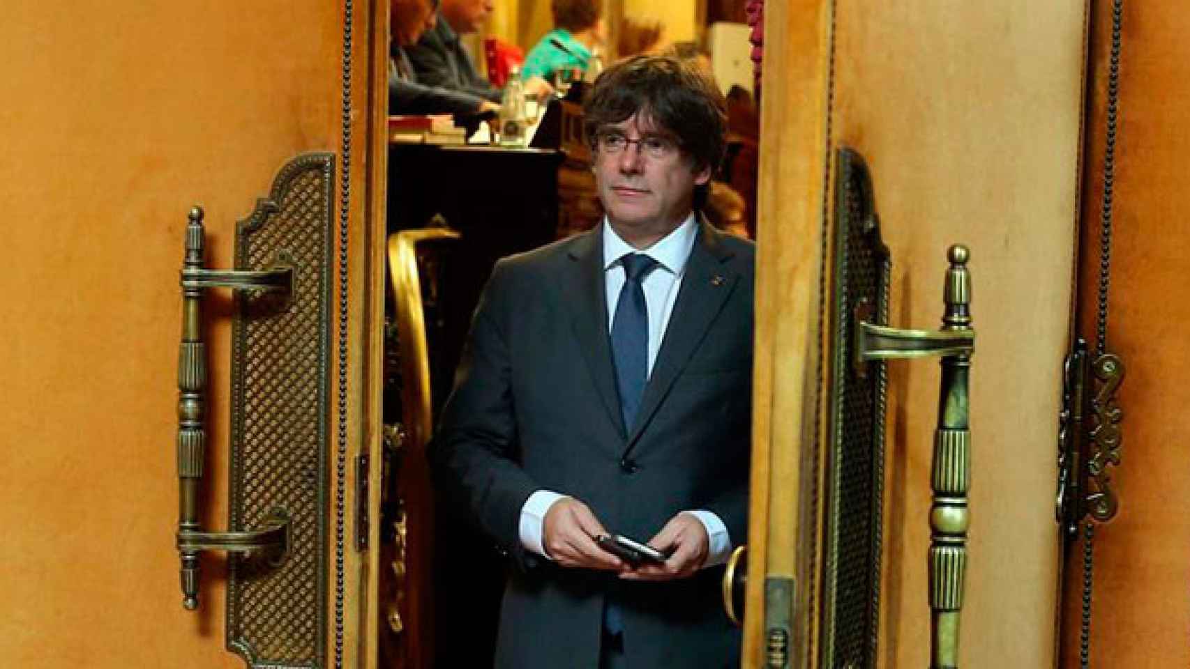 Carles Puigdemont, presidente de la Generalitat, el viernes en el Parlament antes de ir a Sant Joan Despí (Barcelona) / EFE