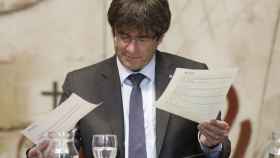 El presidente de la Generalitat, Carles Puigdemont, consulta unos documentos en una imagen de archivo / EFE