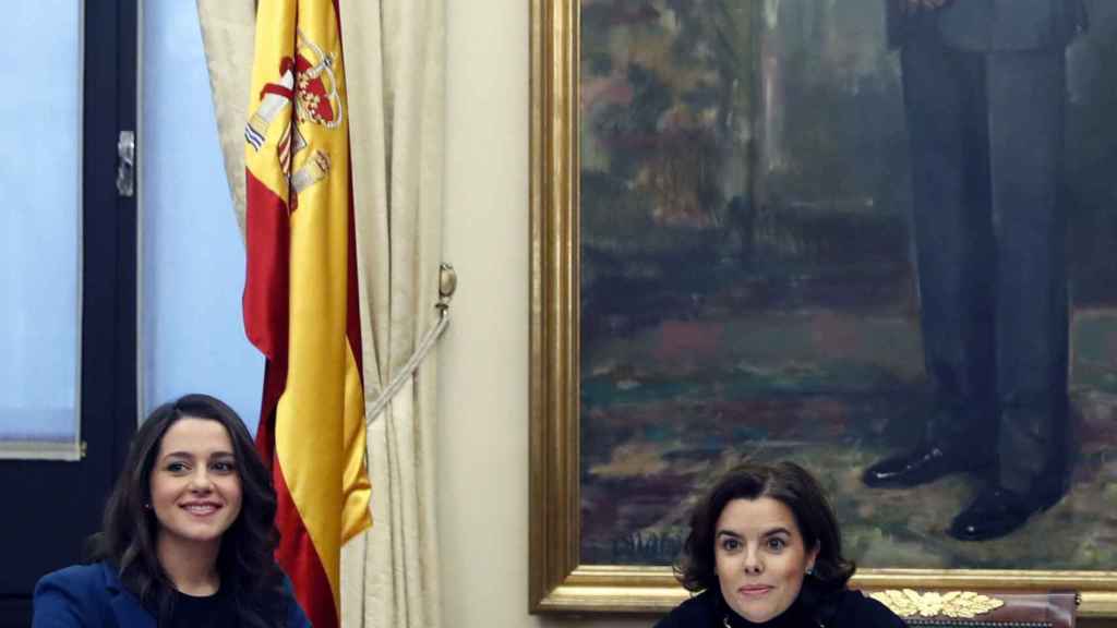 Inés Arrimadas y Soraya Sáenz de Santamaría durante su encuentro en el Congreso / EFE