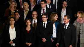 (De i a d, primera fila) La alcaldesa de Barcelona, Ada Colau; la presidenta del Parlament, Carme Forcadell; el presidente de la Generalitat, Carles Puigemont; la coordinadora general del PEdCAT Marta Pascal; el expresidente de la Generalitat Artur Mas, y